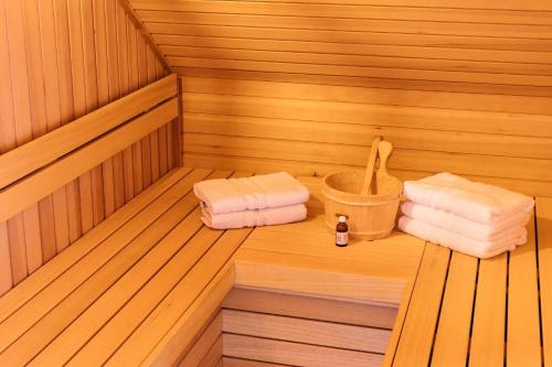 een hoek van een sauna met twee handdoeken en een emmer bij Ferienhaus in Makkum Terrasse und Sauna in Makkum