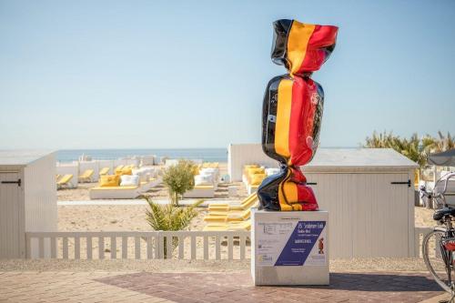 Eine Skulptur eines Kleides liegt am Strand in der Unterkunft Ferienwohnung für 4 Personen und 1 Kind in Knokke-Heist, Flandern in Knokke-Heist