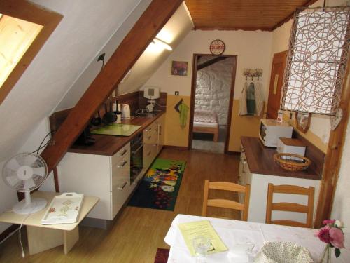 een kleine keuken met een aanrecht en een trap bij Dachgeschosswohnung mit Gartennutzung im Luftkurort Tengen in Tengen