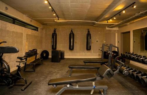 Johannesburg的住宿－Blackbrick Sandton two no-loadshedding，墙上设有一排健身器材的健身房