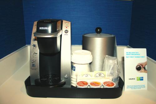 Kemudahan buat kopi dan teh di Holiday Inn Express Hotel & Suites Marina by IHG