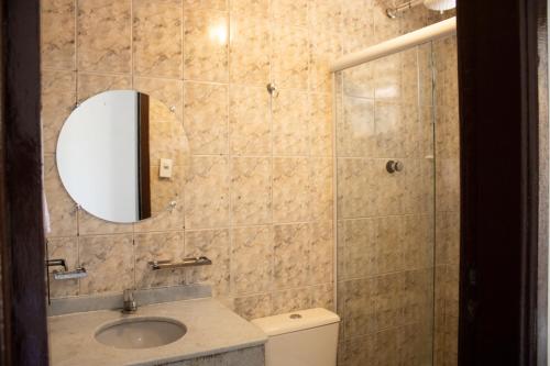 La salle de bains est pourvue d'un lavabo et d'un miroir. dans l'établissement Encanto Paraty Beach, à Parati