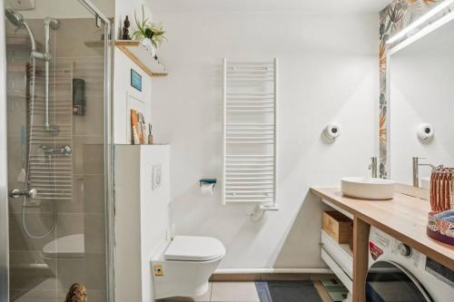 une salle de bain avec une douche, des toilettes et un lavabo dans l'établissement 10 minutes à pied du marché aux puces de Paris, à Saint-Ouen