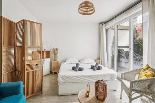 une chambre avec un lit et un salon dans l'établissement 10 minutes à pied du marché aux puces de Paris, à Saint-Ouen