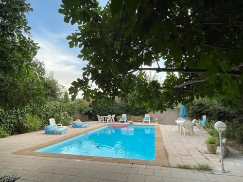 2 PIECES TERRASSE ET PISCINE PRIVATIVES DANS MAISON TRADITIONNELLE