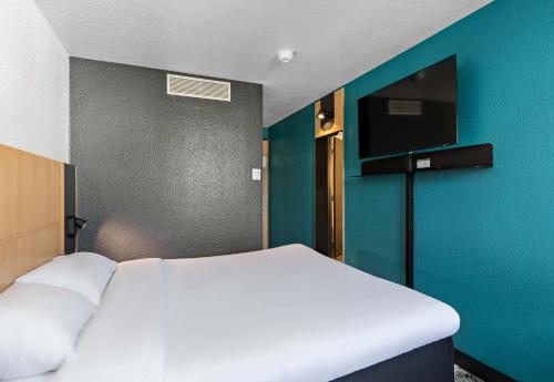 TV a/nebo společenská místnost v ubytování B&B HOTEL Rouen Centre Rive Droite