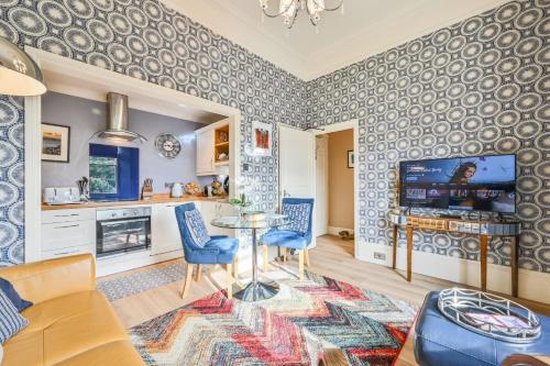 - un salon avec des murs à motifs bleus et blancs dans l'établissement Große Wohnung in Torquay mit Terrasse, Grill und Garten, à Torquay