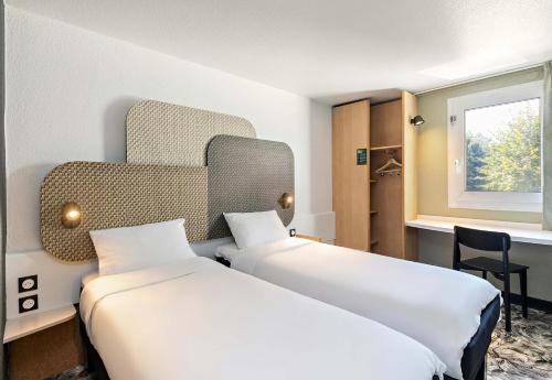 Säng eller sängar i ett rum på B&B HOTEL Rouen Centre Rive Droite