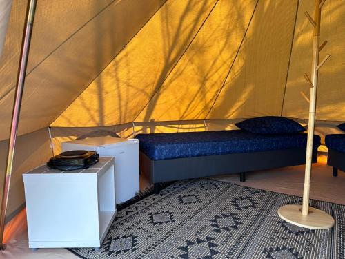 Bell Tent في Warmond: غرفة بسرير في خيمة