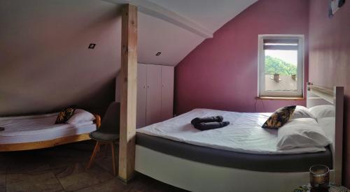 a small room with two beds and a window at Apartament Hokus Pokus in Bardo