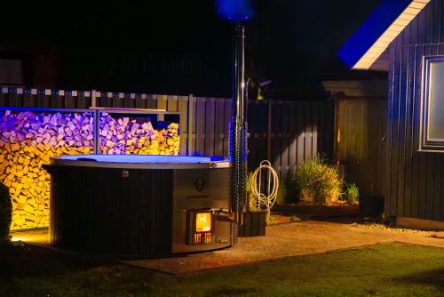 a hot tub in front of a fence at night at Ole Käthe in Kalifornien
