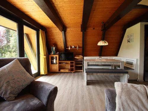 ein Wohnzimmer mit einem Sofa und einem Tisch in der Unterkunft Holiday home Amalie, Burhave in Burhave