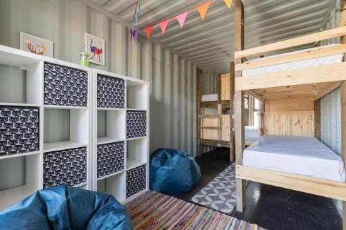 Zimmer mit Etagenbett und Regalen in der Unterkunft 8 Dragon Fly Den, Camp Tapnell in Yarmouth