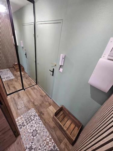 Cette chambre dispose d'une douche à l'italienne et d'une porte. dans l'établissement Appartement vue mer, à Dunkerque