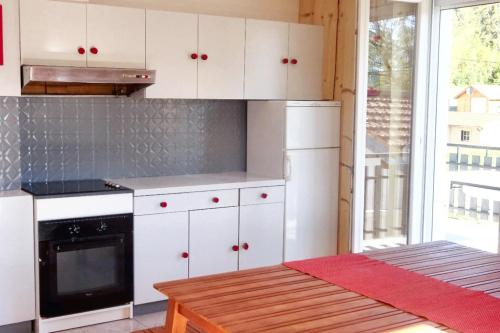 Η κουζίνα ή μικρή κουζίνα στο Maison de 2 chambres avec jardin clos et wifi a Hauts de Bienne