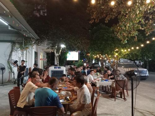 Un groupe de personnes assises à des tables mangeant de la nourriture dans l'établissement Casablanca Hotel Thanh Hóa, à Thanh Hóa