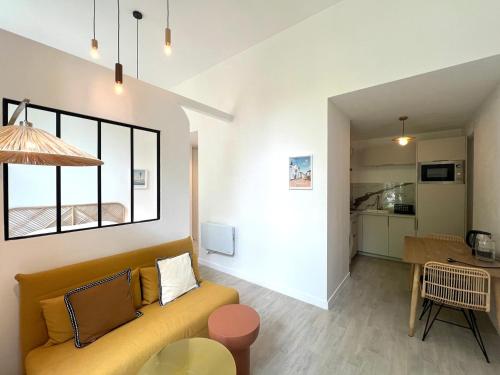 un salon avec un canapé et une table dans l'établissement Le Clos Demoiselles, à Poitiers