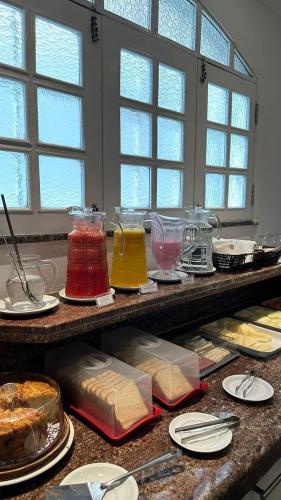 Hotel Cocal في فورتاليزا: طاولة مليئة بأنواع مختلفة من الطعام