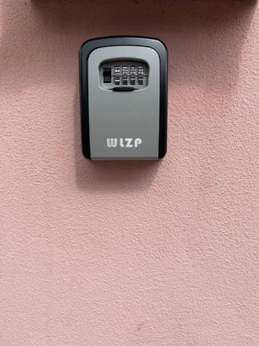 um dispositivo ao lado de uma parede cor-de-rosa em Appartamento sole&mare em Levanto