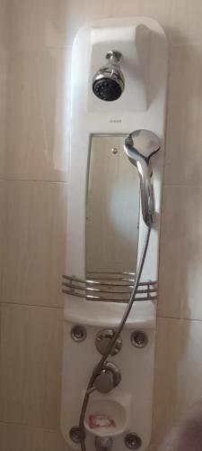 eine Dusche im Bad mit Spiegel in der Unterkunft Dich Comfort Hotel - Main Branch in Gulu