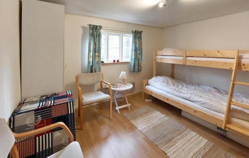 1 dormitorio con 2 literas y escritorio en Beautiful Home In rkeljunga With Kitchen en Orkelljunga