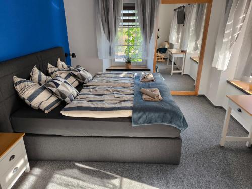 Cette chambre comprend un grand lit et un canapé. dans l'établissement B&B Royal Liberty, à Ústí nad Labem