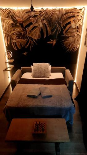 une chambre avec un lit et une table dedans dans l'établissement Studio Monistrol sur Loire, à Monistrol-sur-Loire