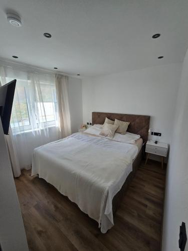 Un dormitorio blanco con una cama grande y una ventana en Anni, en Gröbming