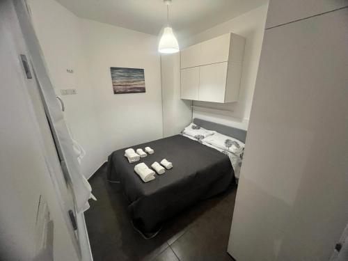 a small room with a bed with towels on it at Casa Digio in Pescara