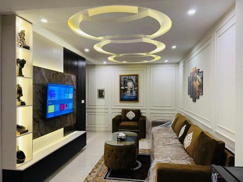 sala de estar con sofá y TV en Luxury 1-Bed Apartment Bahria en Lahore