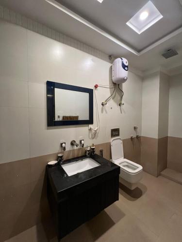 y baño con lavabo y aseo. en Luxury 1-Bed Apartment Bahria en Lahore