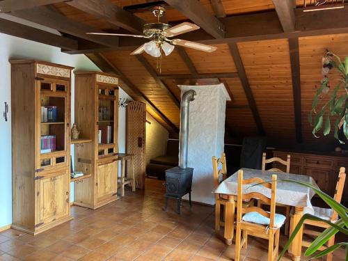 a dining room with a ceiling fan and a table at Hegau-Lounge-Bodensee in Mühlhausen-Ehingen