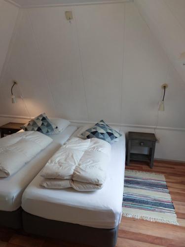 um quarto com duas camas num quarto em Havelterhoeve em Havelte