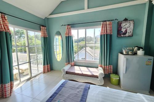 เตียงในห้องที่ See Sky Resort