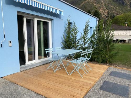 einen Tisch und zwei Stühle auf einer Terrasse in der Unterkunft Simi's Home in Gordevio