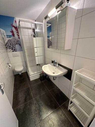 a bathroom with a sink and a shower and a toilet at Moderne Ferienwohnung für 4-5 Personen mitten in Herten*Netflix*Nespresso in Herten
