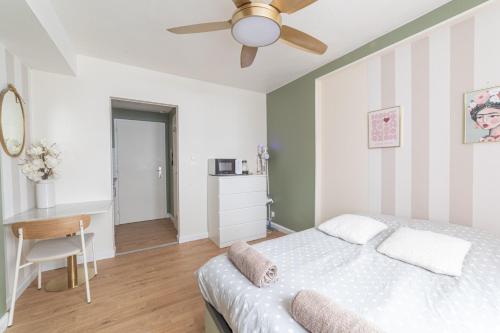 une chambre avec un lit et un ventilateur de plafond dans l'établissement Le Fritz : Studio Cosy/moderne, à Strasbourg