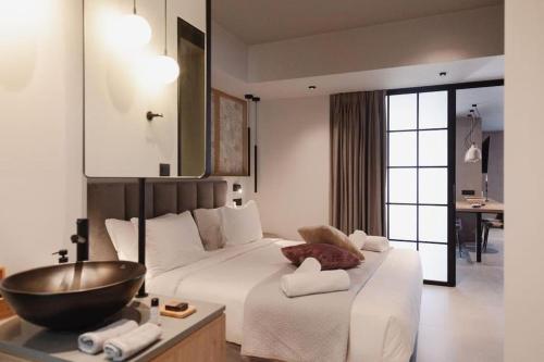 เตียงในห้องที่ Orama Luxury Suite with private pool