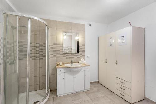 y baño con lavabo y ducha. en Bonito Apartamento en Tenerife Sur en Guía de Isora