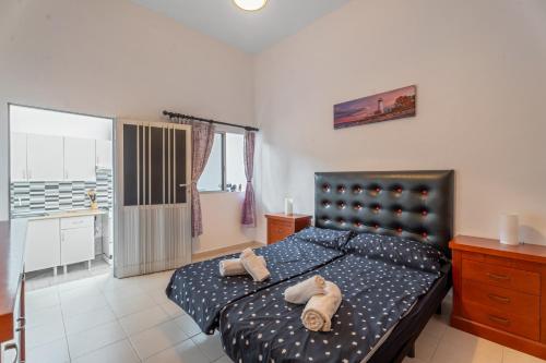 1 dormitorio con 1 cama con 2 toallas en Bonito Apartamento en Tenerife Sur en Guía de Isora