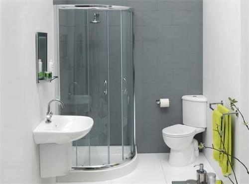 La salle de bains est pourvue d'une douche, d'un lavabo et de toilettes. dans l'établissement OYO KINGS HOTEL, à Katunayake
