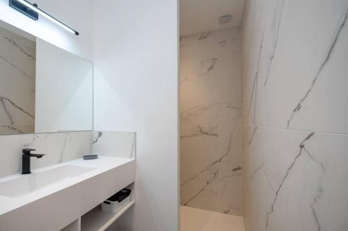 Ένα μπάνιο στο Appartement neuf vue mer au coeur de la