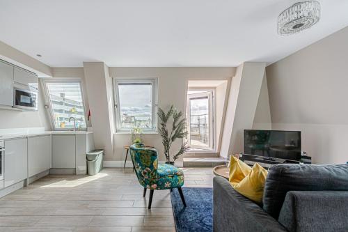 sala de estar con sofá y TV en Green Diamond by Creatick Apartments en Brighton & Hove