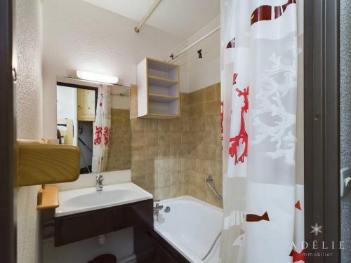 La salle de bains est pourvue d'une baignoire, d'un lavabo et d'un rideau de douche. dans l'établissement Studio Montvalezan-La Rosière, 1 pièce, 4 personnes - FR-1-398-561, à La Rosière