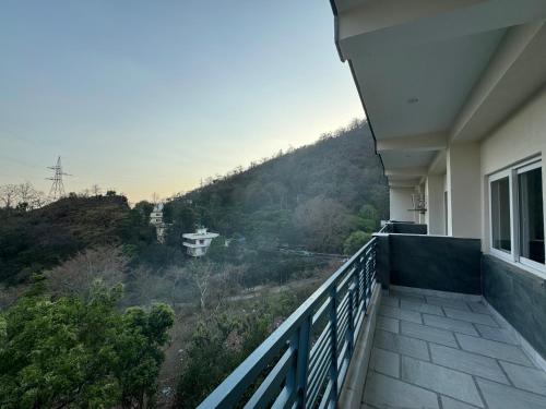 a balcony with a view of a mountain at Hotel Yog Vriksh in Rishīkesh