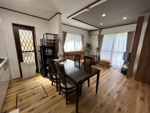 a dining room and living room with a table and chairs at 近藤沢駅の新装リノベーション一軒家 3LDK、無料駐車場完備、最大7名様までご利用可能 in Fujisawa
