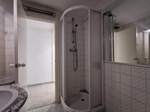 La salle de bains est pourvue d'une douche et d'un lavabo. dans l'établissement Estudio Platja d'Aro, estudio, 3 personas - ES-209-1, à Platja d'Aro