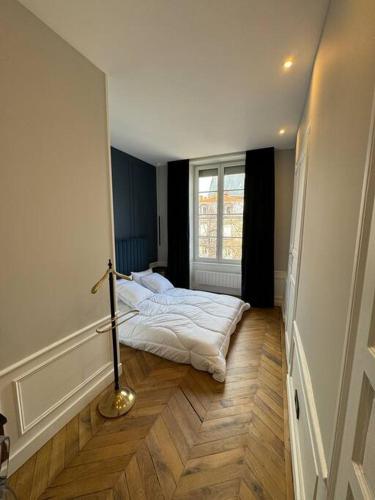 une chambre avec un lit et une fenêtre dans l'établissement Plateau central / beaux arts, à Clermont-Ferrand