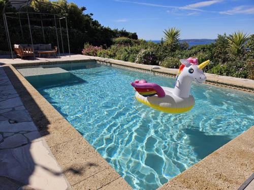 - une piscine avec un maïs jouet dans l'établissement Villa 4 étoiles avec piscine privée, climatisation et Wi-Fi aux Issambres - FR-1-768-11, aux Issambres