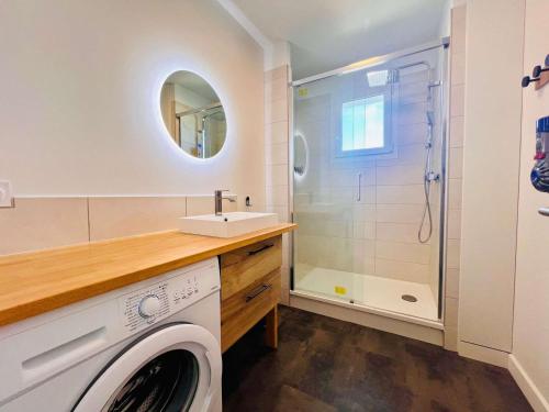 une machine à laver dans une salle de bain avec douche dans l'établissement Appartement Rénové de 48m² à Quiberon - Proche Plage, Parking Privé, Loggia Exposée Sud, 4 Pers. - FR-1-478-283, à Quiberon
